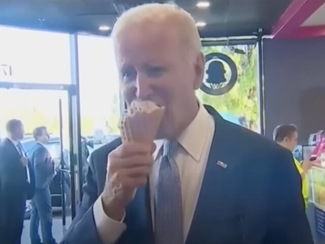 Поедающий мороженое Байден возмутил жителей США
