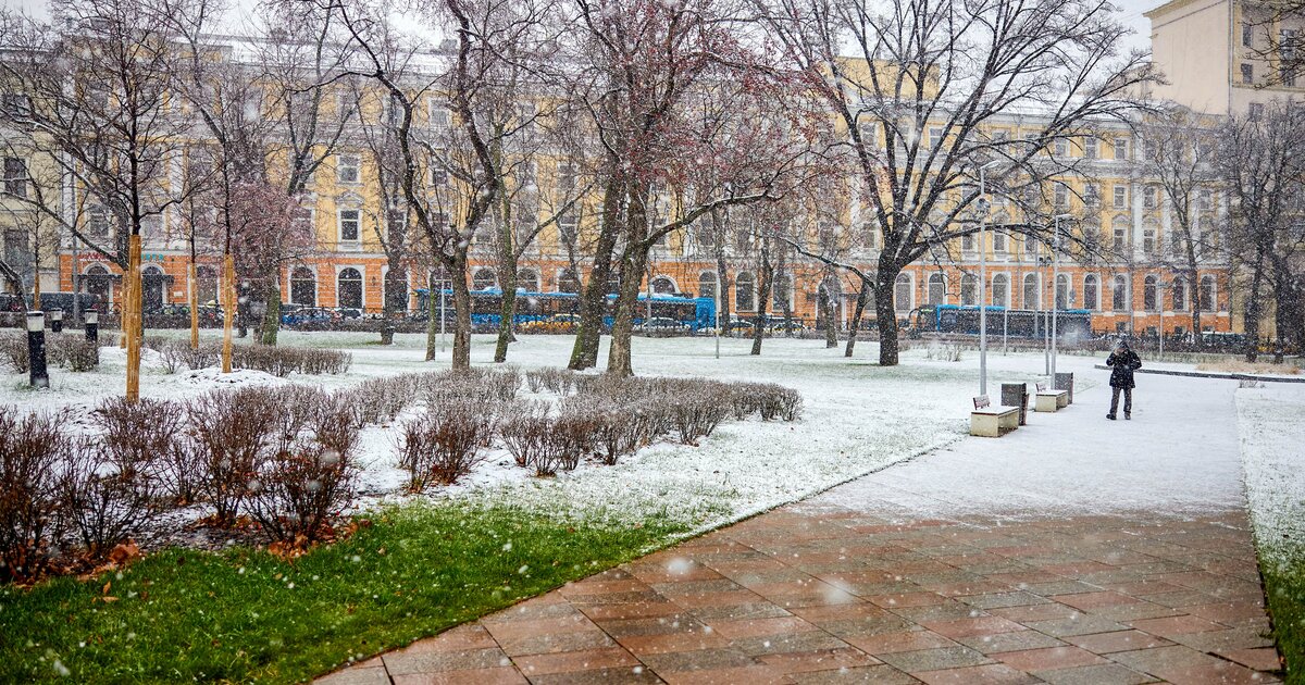 Российская в ноябре. Октябрь в городе. Снег в Москве. Зима в городе Москва. Фото первого снега в городе.