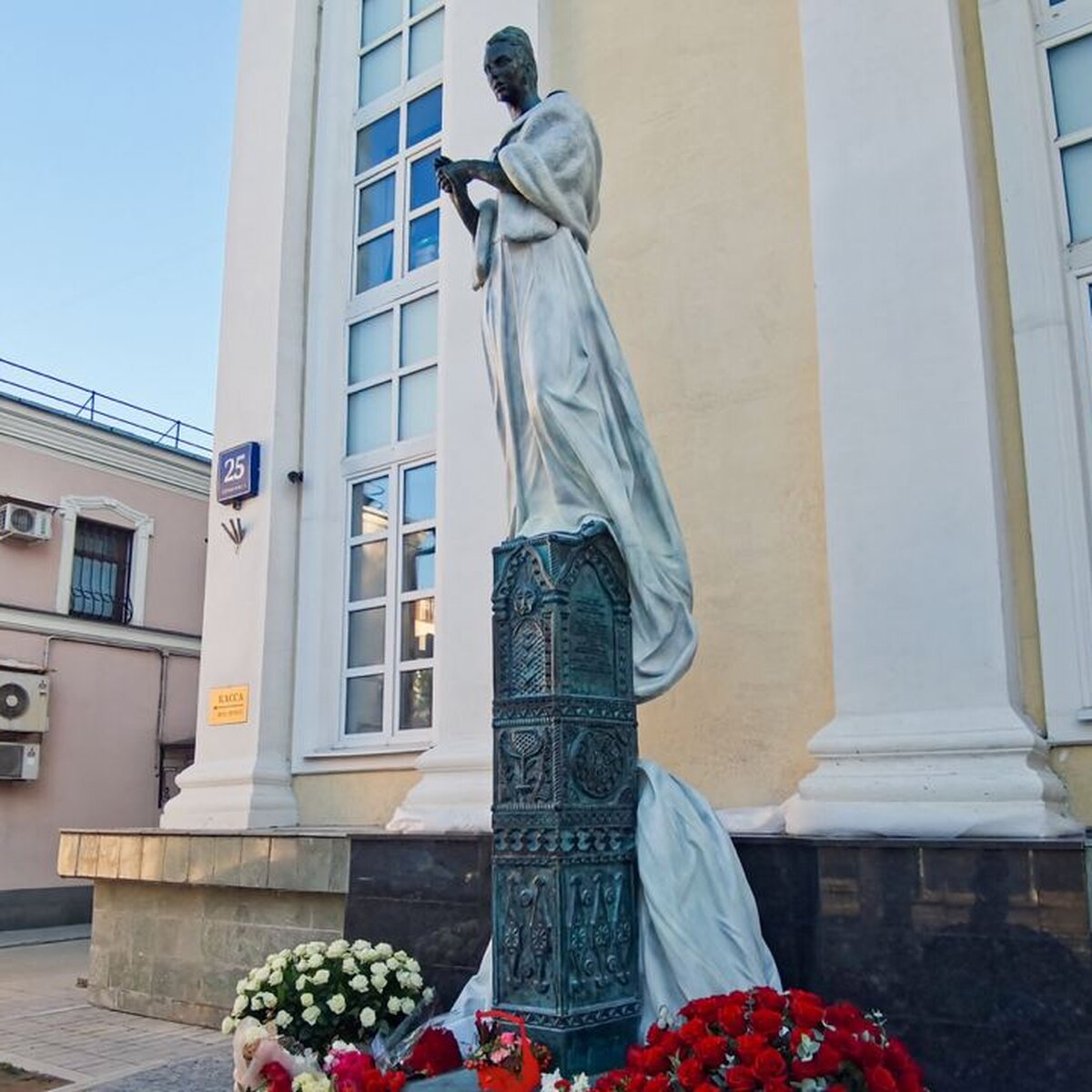 На Остоженке установили памятник оперной певице Вишневской – Москва 24,  25.10.2022