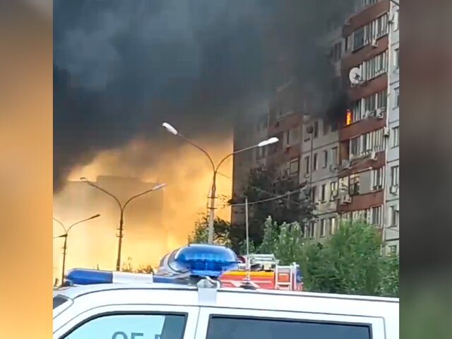 Пожар с рынка в Волжском перекинулся на жилой дом – экстренные службы
