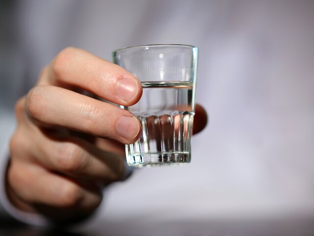 Эксперт объяснил, сочетается ли алкоголь с назальной вакциной от коронавируса