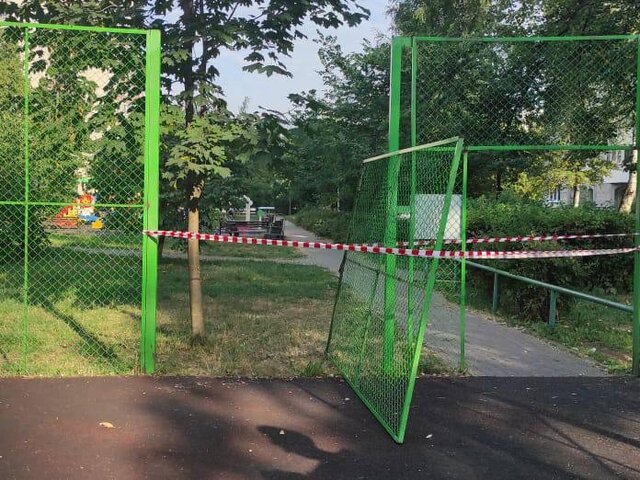 Металлическая сетка упала на ребенка на северо‑востоке Москвы