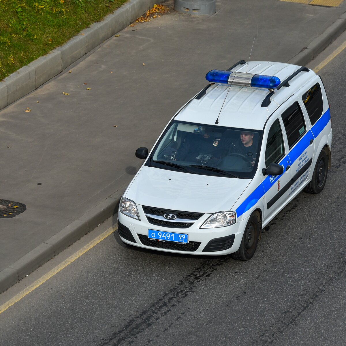 Мужчина разбил около 20 припаркованных автомобилей во дворе на севере  Москвы – Москва 24, 08.08.2022