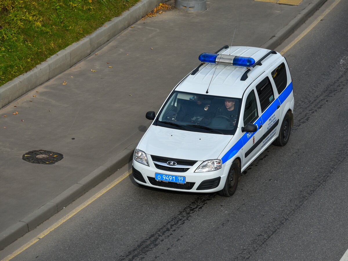 Мужчина разбил около 20 припаркованных автомобилей во дворе на севере  Москвы – Москва 24, 08.08.2022