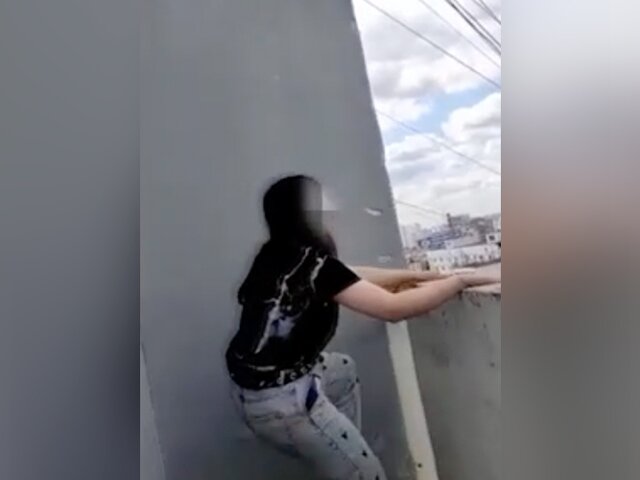 Полицейские в Москве спасли девушку от падения с высоты