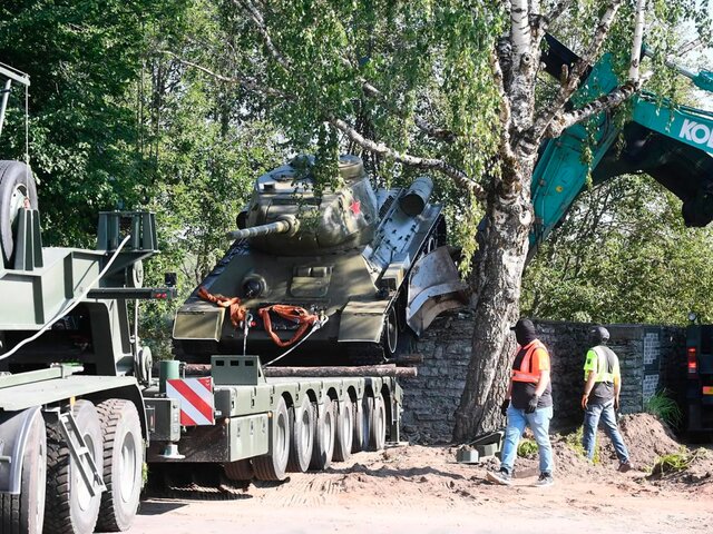 В Курской области заявили о готовности забрать демонтированный в Нарве Т-34