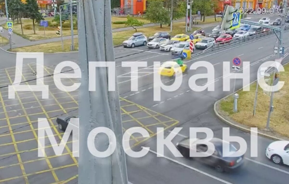 Таксист в Москве сбил курьера, пересекавшего перекресток на моноколесе –  Москва 24, 03.09.2022