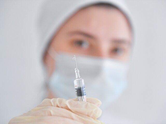 Мурашко сообщил, что вакцина против гриппа уже доступна во всех регионах РФ