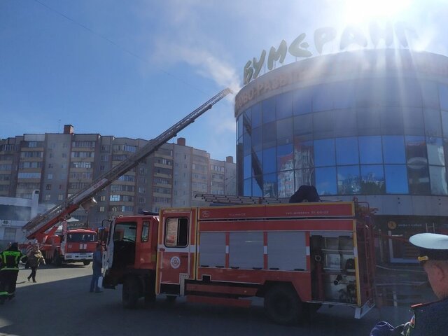 Один человек погиб во время пожара в торговом центре в Курске