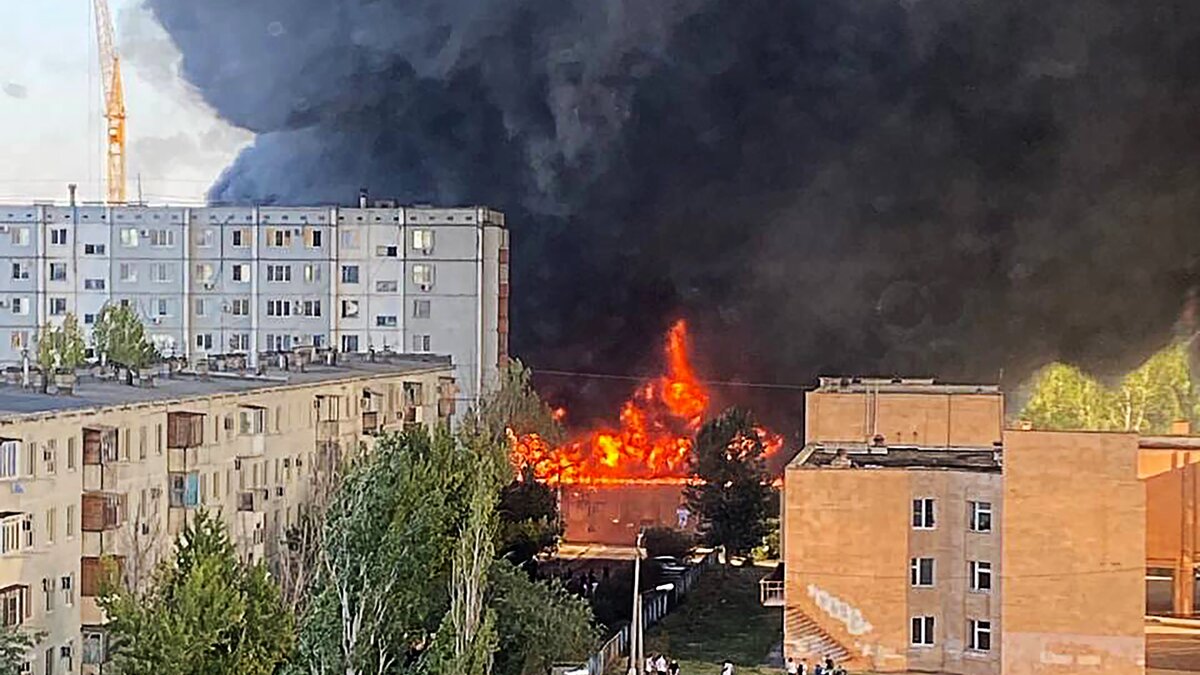 Пожар с рынка в Волжском перекинулся на жилой дом – экстренные службы –  Москва 24, 28.08.2022