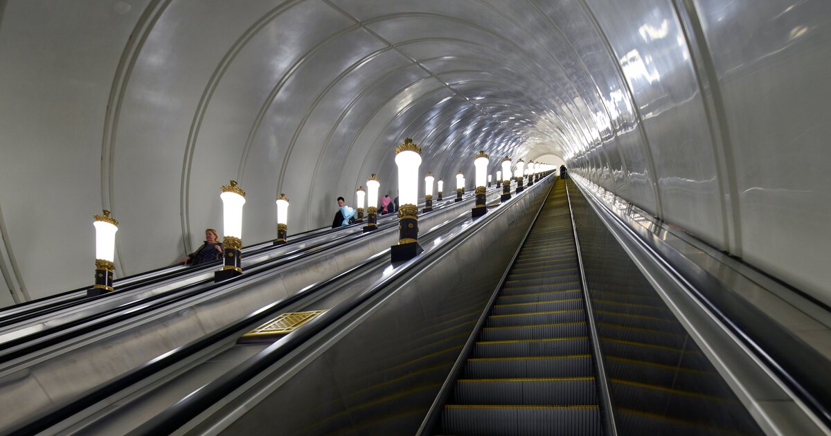 Эскалатор в метро. Красивые станции метро. Эскалатор. Эскалатор метро. Станция Адмиралтейская эскалатор.