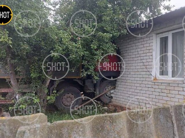 Грузовик протаранил стену жилого дома в нижегородском селе