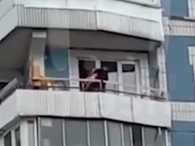 Дело завели на мужчину, угрожавшего выбросить ребенка из окна в Новокосине