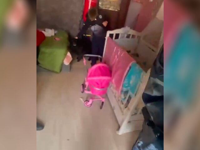 Появилось видео из московской квартиры, где отец угрожал выкинуть ребенка с балкона