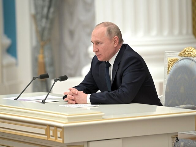 Путин призвал СВР действовать на опережение