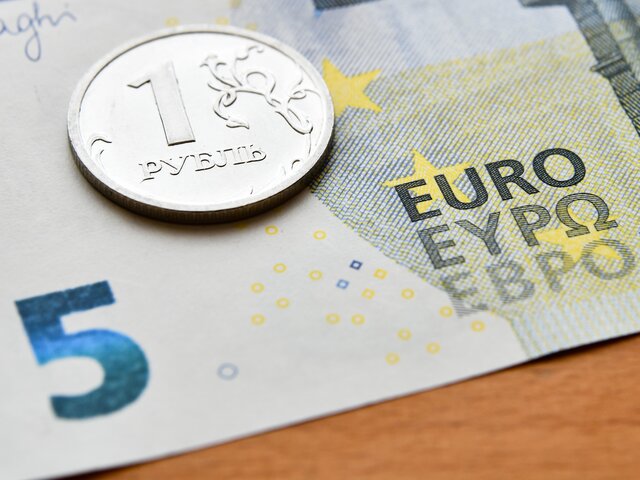 Курс евро на бирже достиг 66 рублей,  курс доллара поднялся выше 64 рублей