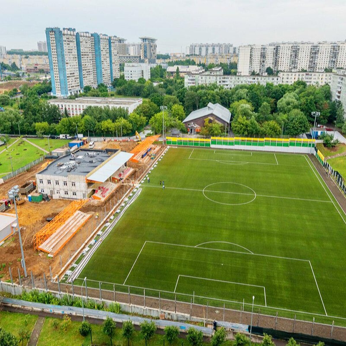 Строительство футбольного поля возобновили в Ясеневе – Москва 24, 12.07.2022