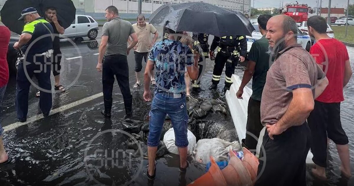 Самые свежие новости. Провалились в канализацию Москва. Затопы в Москве. Канализационный коллектор Москва.