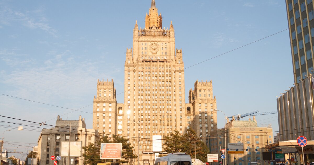 Moscow washington. Здание МИД РФ обелиски. Башня МИД РФ. Здание МИД РФ Москва и МГУ. Москва в США.