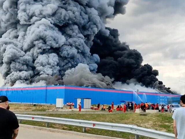 Шесть человек пострадали в результате пожара на складе Ozon в Истре