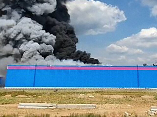 У горящего склада Ozon в Истре рухнула часть стены