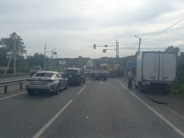 В Приморье грузовик врезался в 7 машин из-за отказа тормозов