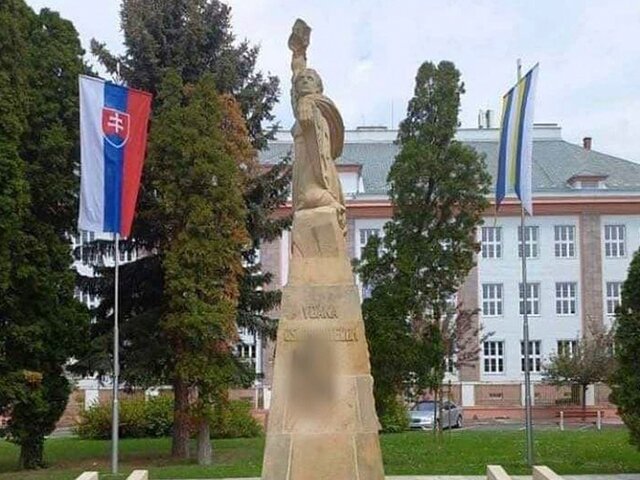МИД РФ связал с русофобской политикой властей осквернение воинских памятников в Словакии