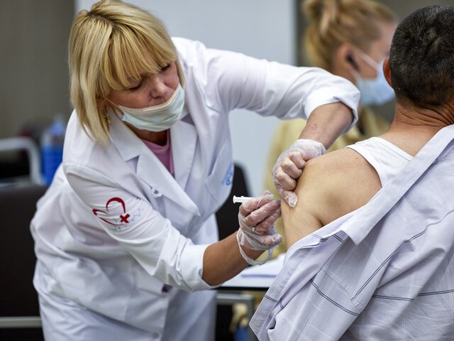 Главврач столичной больницы оценила кампанию по вакцинации от коронавируса в Москве