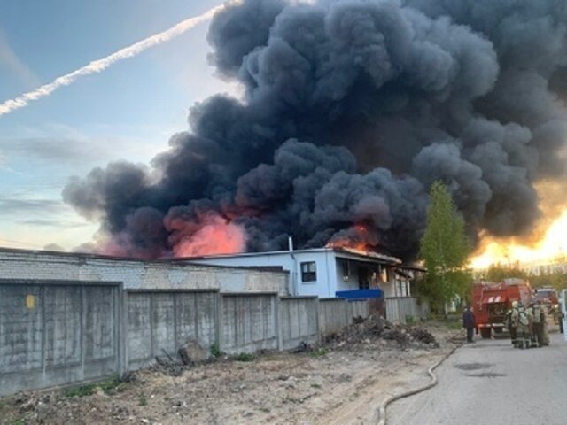Пожар произошел на заводе вентиляционных изделий в Ярославле