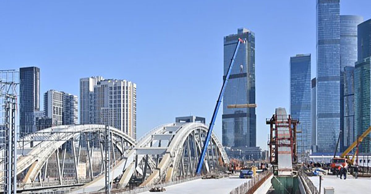 Процесса москва. Новый мост Москва Сити. Под мостом около Москва Сити. Крупные экономические центры. Москва Сити фото с моста.