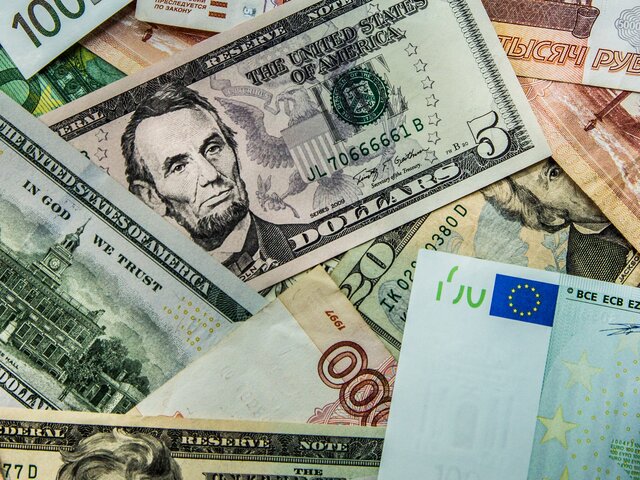 Экономист рассказал, когда евро станет дешевле доллара