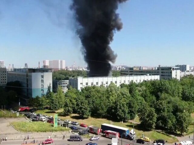 16 нарушений выявили при проверке пожарной безопасности на горящем предприятии в Москве