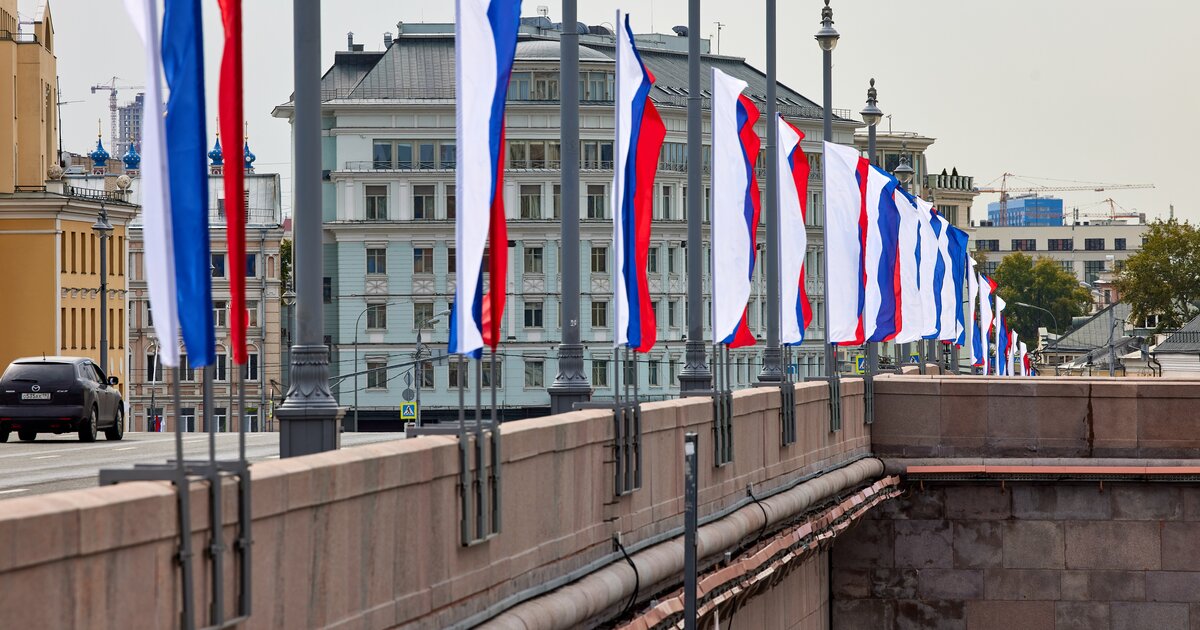 Тысячи знамен. Власти Москвы. Россияне. Россияне в Москве. Москва 2022 год.