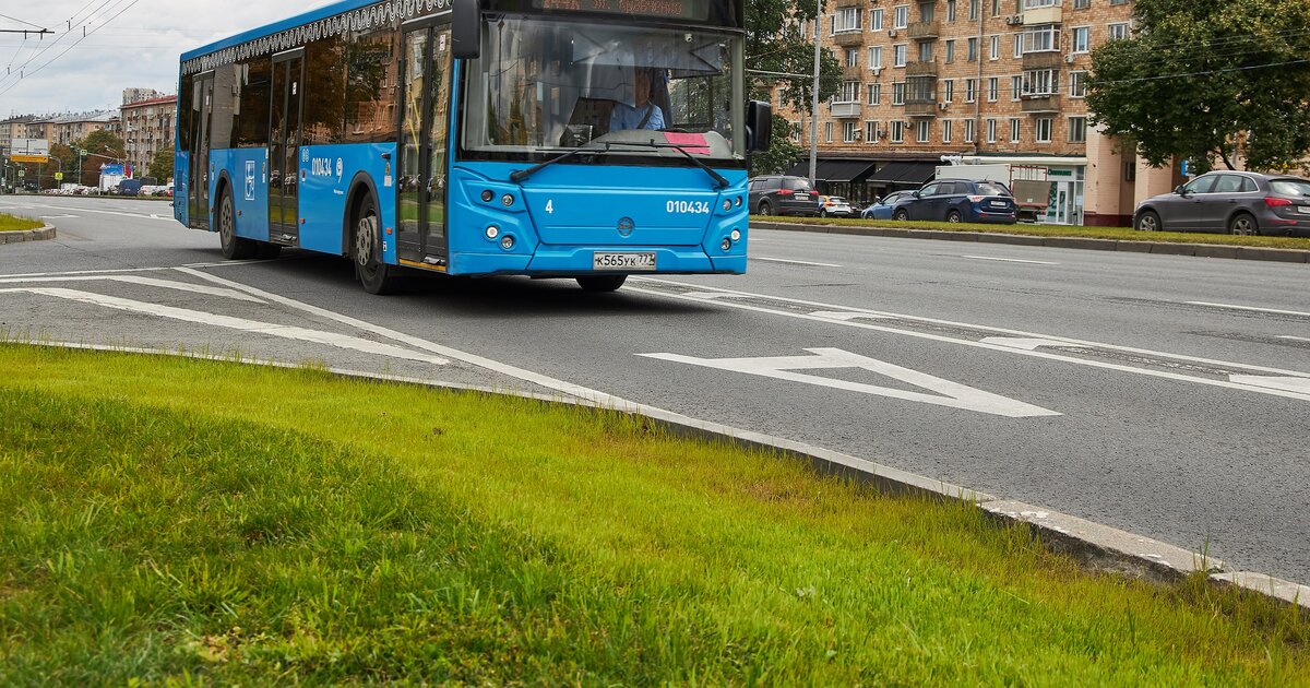 Транспорт 2022. Автобус в городе. Выделенная полоса для общественного транспорта. Автобус Москва. Выделенные полосы в Москве.