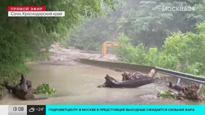 Девушку в сочи унесло волной. Автомобиль унесло в море Сочи. Две машины унесло в море в Сочи. Снесло машину в море в Сочи. Две машины унесло в море в Сочи видео.