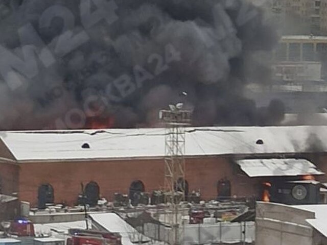 Пожар в районе Ленинградского вокзала в Москве распространился на 2 тыс кв м