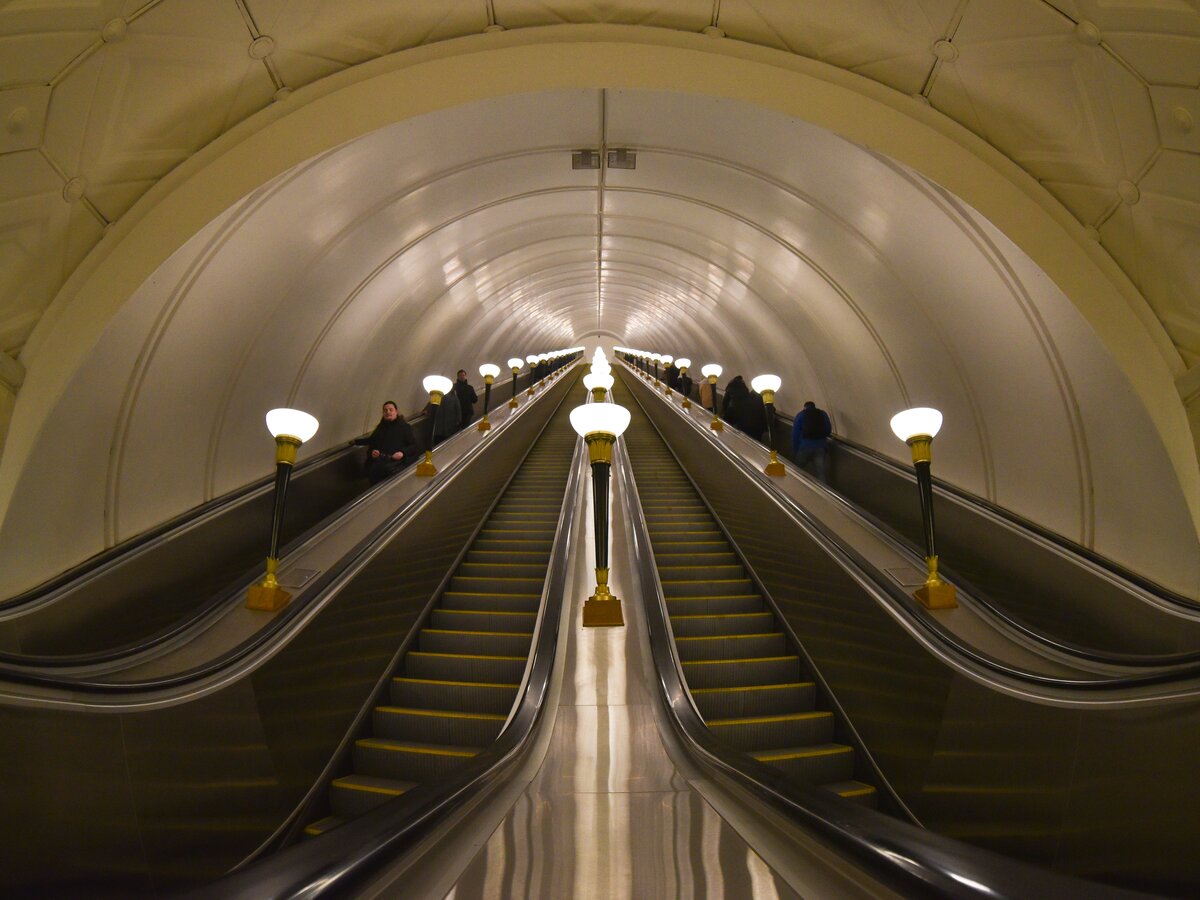 Эскалатор на станции метро 