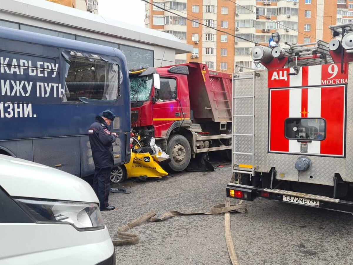 Правоохранители разыскивают водителя грузовика, скрывшегося с места ДТП в  центре Москвы – Москва 24, 02.11.2022