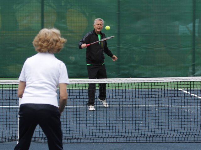 Фитнес-эксперт посоветовал заняться бальными танцами и теннисом людям после 40 лет
