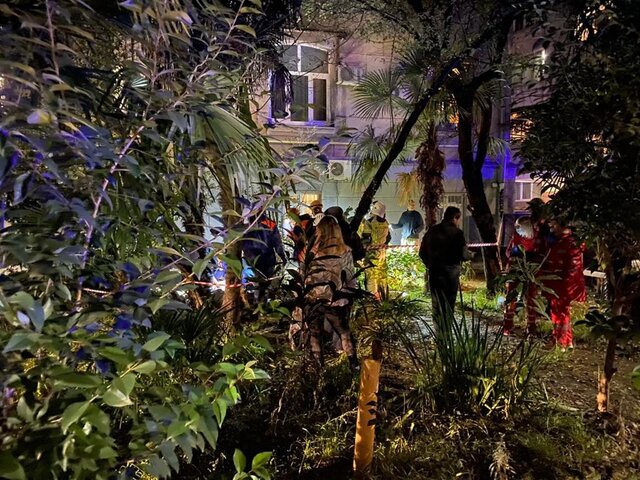 Два человека погибли при обрушении балкона жилого дома в Сочи – СМИ