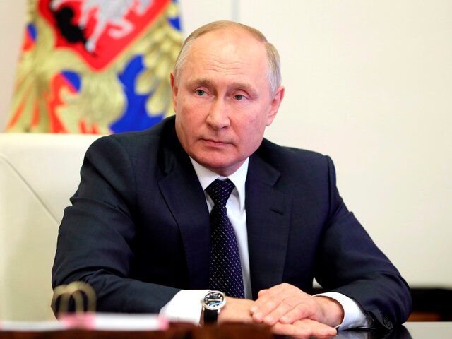 Путин поручил изучить возможность предоставить налоговые льготы работающим родителям