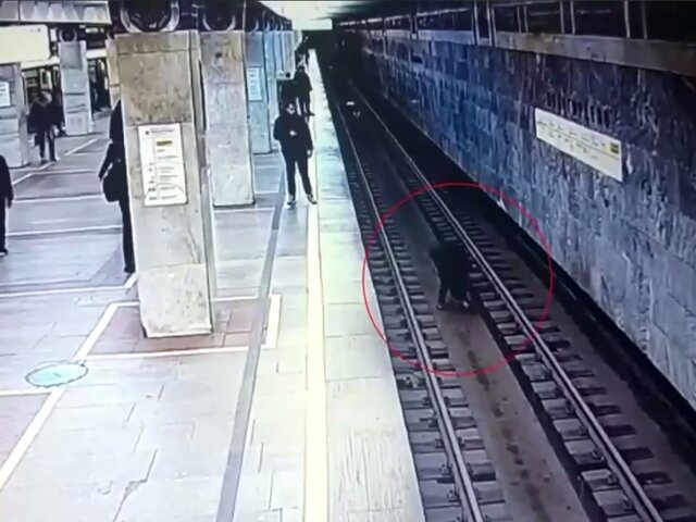 Мужчину задержали за кражу упавшего на пути в метро телефона другого пассажира