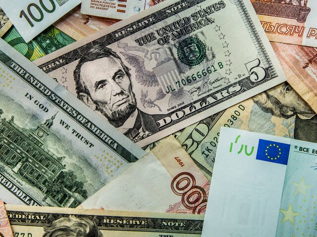 Курс доллара на Мосбирже опустился ниже 60 рублей