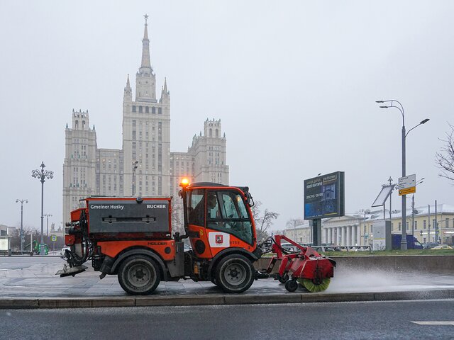 В Москве приступили к первой в сезоне противогололедной обработке