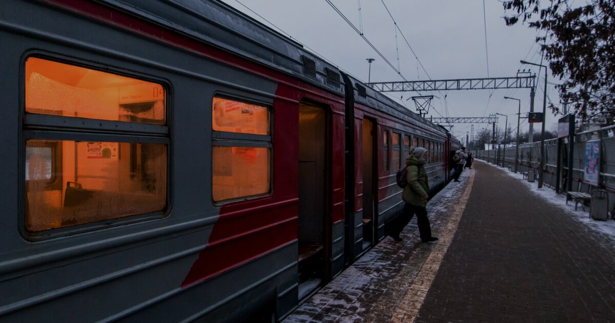 Поезда на москву 19 мая. Поезд Москва. Пригородный поезд. Электричка Москва. Поезд электричка.