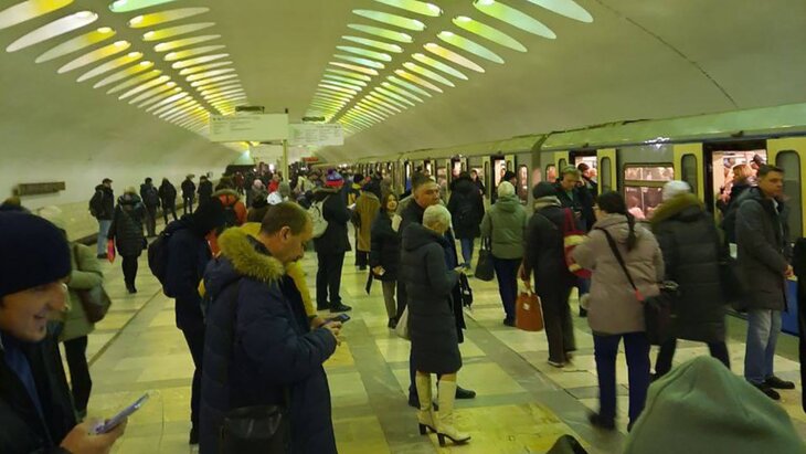 Есть на серой ветке. Поезда на серой ветке. Поезда на серой ветке метро. Метро Москвы. Серая ветка метро.