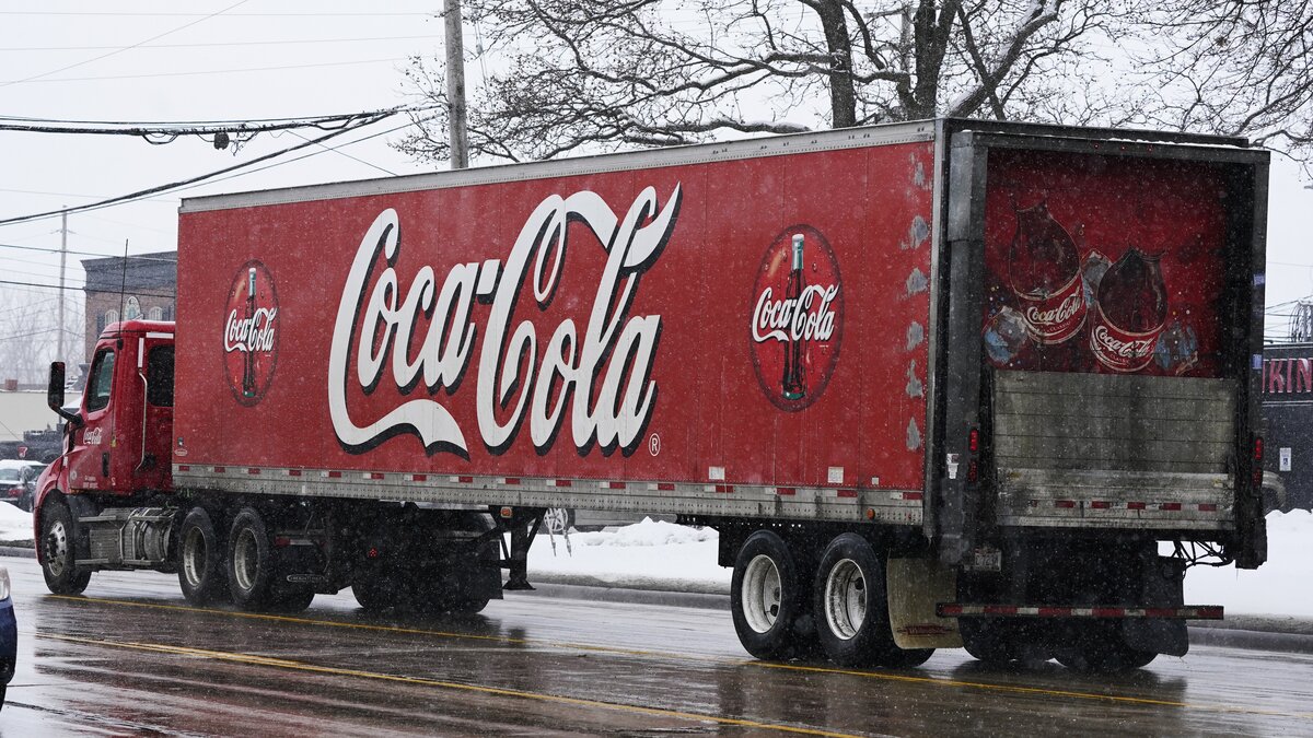 В Бухаресте сгорел грузовик из рождественской рекламы Coca-Cola – Москва  24, 01.12.2022