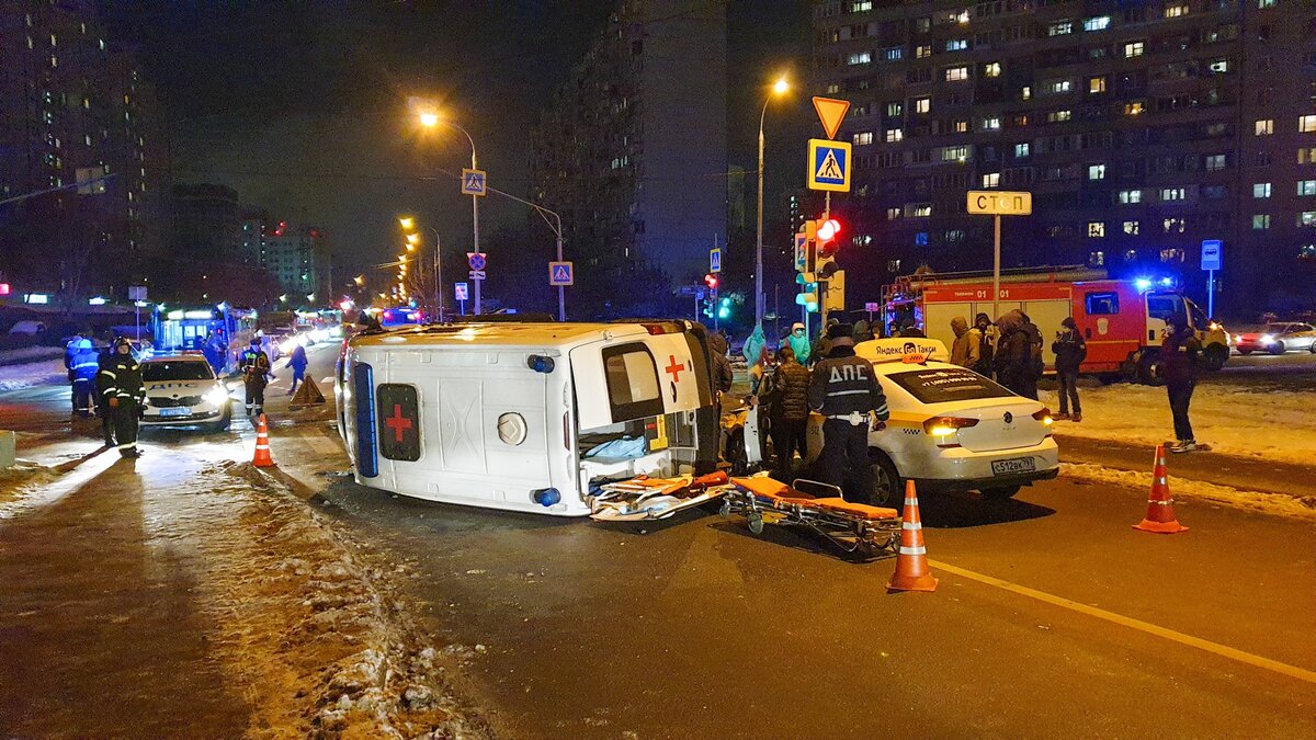 Скорая помощь перевернулась после аварии на севере Москвы – Москва 24,  29.11.2022