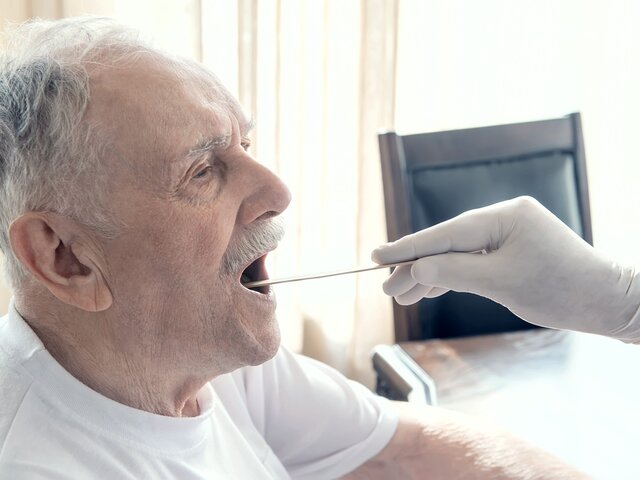 Врач рассказал о причинах появления кома в горле у пожилых