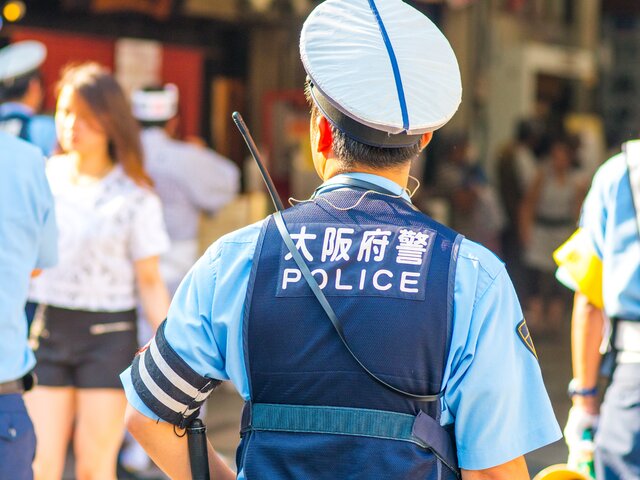 Неизвестный с ружьем и ножом ранил 4 человек в Японии и забаррикадировался в здании – СМИ